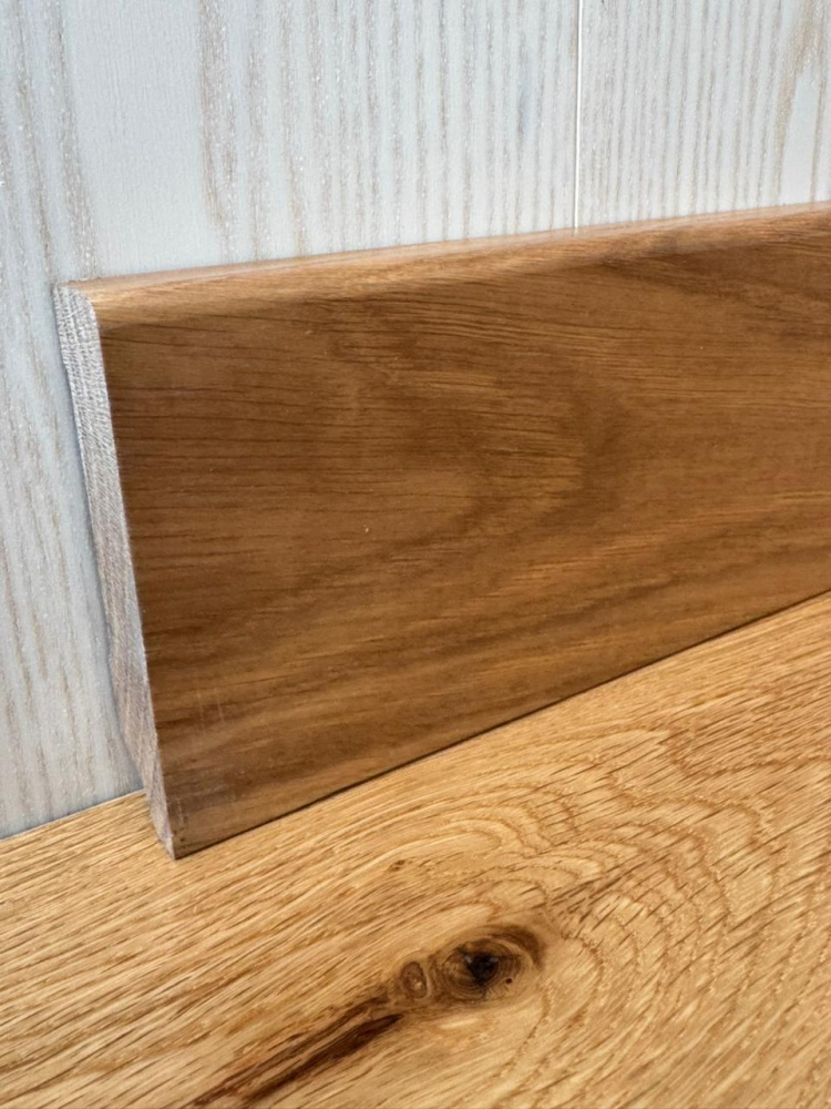 Плинтус Дуб массив под лаком полуматовый 90х20 мм